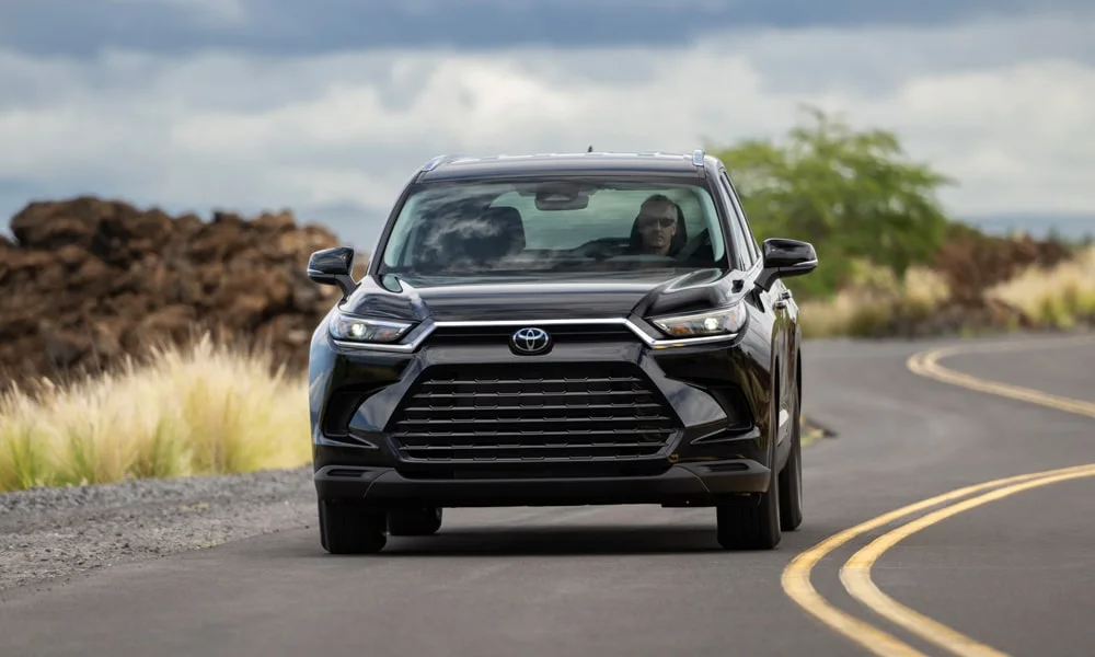 Фото Toyota Grand Highlander (2024) — вид спереди, фото 7. Анфас: пропорции капота, посадка кузова и графика ходовых огней Toyota Grand Highlander (2024) — вид спереди, фото 7