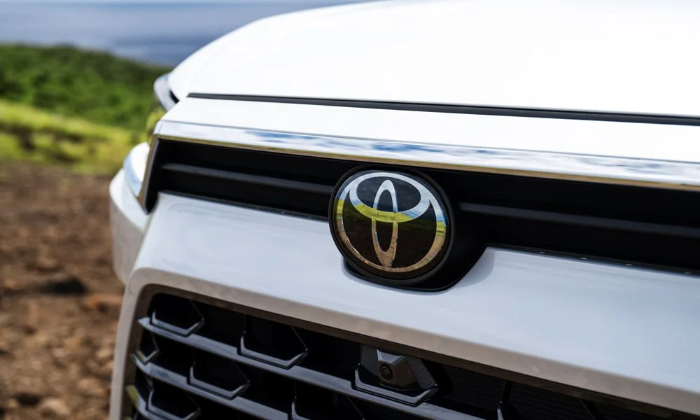 Фото Toyota Grand Highlander (2024) — вид спереди, фото 12. Оптика, решётка и бампер — первое впечатление о модели Toyota Grand Highlander (2024) — вид спереди, фото 12