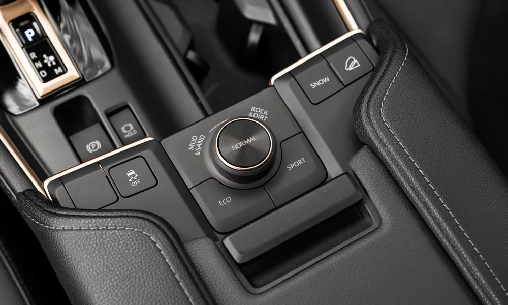 Фото Toyota Grand Highlander (2024) — интерьер. Общий план салона: архитектура панели, консоль и кресла. Уровень отделки читается по стыкам панелей и мягким поверхностям в зонах касания Toyota Grand Highlander (2024) — интерьер