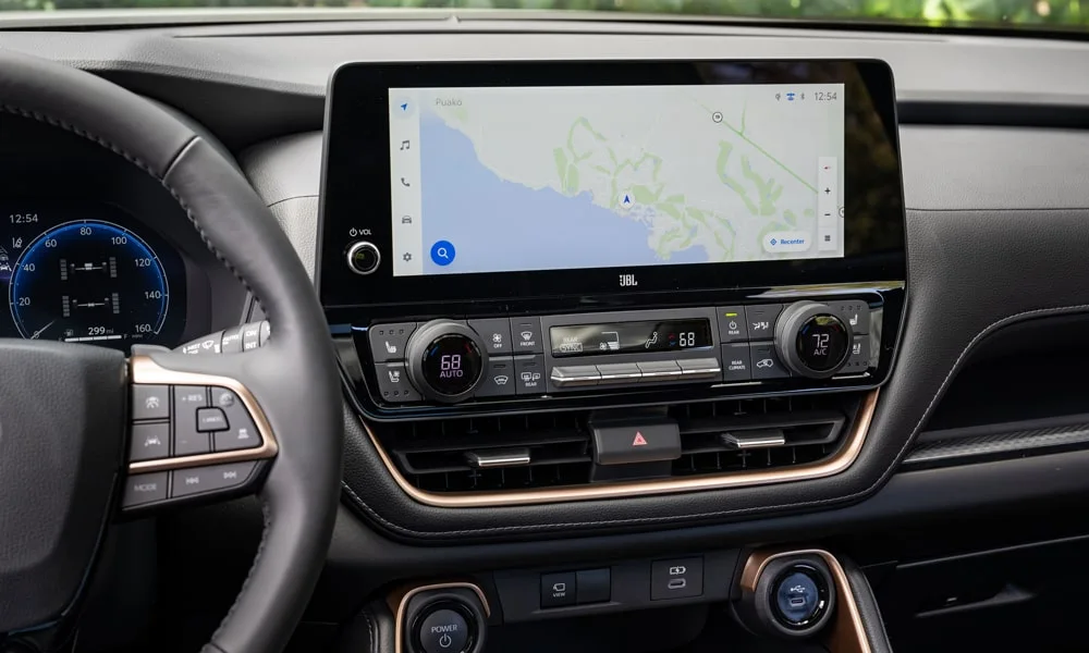 Фото Toyota Grand Highlander (2024) — экран мультимедиа. Интерфейс медиасистемы крупным планом Toyota Grand Highlander (2024) — экран мультимедиа