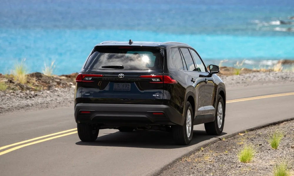 Фото Toyota Grand Highlander (2024) — вид сзади, фото 4. Графика фонарей, бампер и оформление пятой двери. Светодиодная полоса или раздельные секции — задняя оптика стала главным украшением кормы Toyota Grand Highlander (2024) — вид сзади, фото 4