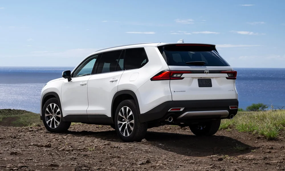 Фото Toyota Grand Highlander (2024) — вид сзади, фото 5. Линия крыши, стойки и задняя дверь в белом исполнении Toyota Grand Highlander (2024) — вид сзади, фото 5
