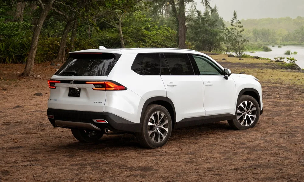 Фото Toyota Grand Highlander (2024) — вид сзади, фото 7. Белый кузов сзади — фонари и бампер определяют ночной образ модели. Насадки выхлопа или их имитация внизу бампера различают версии Toyota Grand Highlander (2024) — вид сзади, фото 7