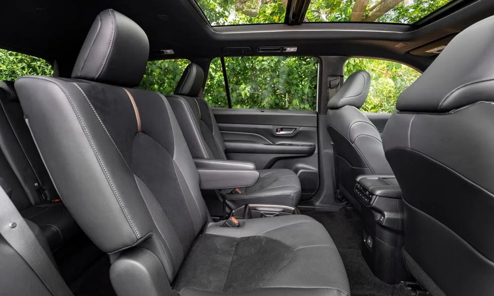 Фото Toyota Grand Highlander (2024) — задние сиденья. Посадка второго ряда: подголовники и подлокотник. Плоский пол упрощает посадку втроём Toyota Grand Highlander (2024) — задние сиденья