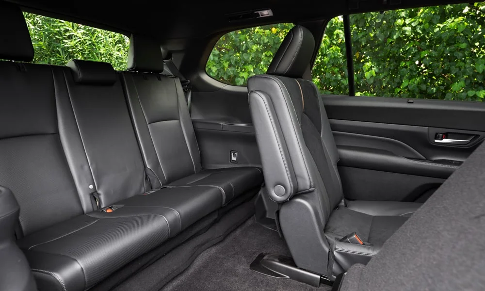 Фото Toyota Grand Highlander (2024) — задние сиденья, фото 2. Посадка второго ряда: подголовники и подлокотник Toyota Grand Highlander (2024) — задние сиденья, фото 2