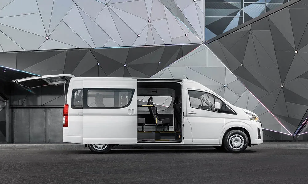 Toyota Hiace — вид сбоку, фото 2