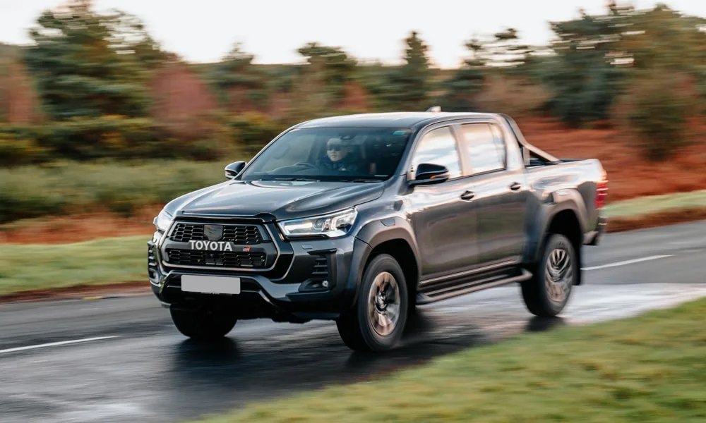 Фото Toyota Hilux (2024) — вид спереди, фото 4. Анфас: пропорции капота, посадка кузова и графика ходовых огней. Рисунок ходовых огней — подпись модели, по нему её узнают в потоке Toyota Hilux (2024) — вид спереди, фото 4