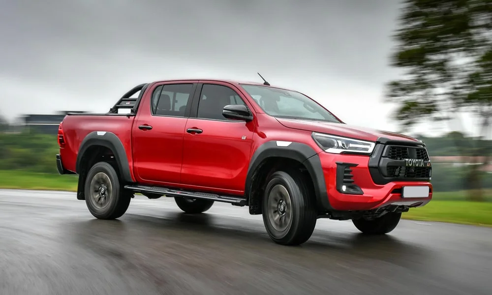 Фото Toyota Hilux (2024) — вид спереди, фото 7. Анфас: пропорции капота, посадка кузова и графика ходовых огней. Рисунок ходовых огней — подпись модели, по нему её узнают в потоке Toyota Hilux (2024) — вид спереди, фото 7