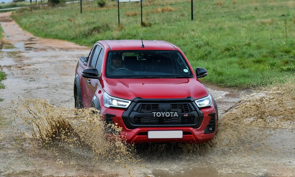 Фото Toyota Hilux (2024) — вид спереди, фото 8. Анфас: пропорции капота, посадка кузова и графика ходовых огней Toyota Hilux (2024) — вид спереди, фото 8
