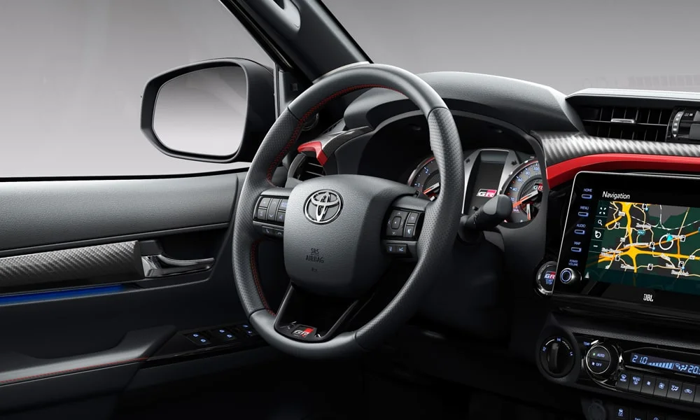Фото Toyota Hilux (2024) — приборная панель. Скорость, запас хода и подсказки ассистентов перед глазами Toyota Hilux (2024) — приборная панель