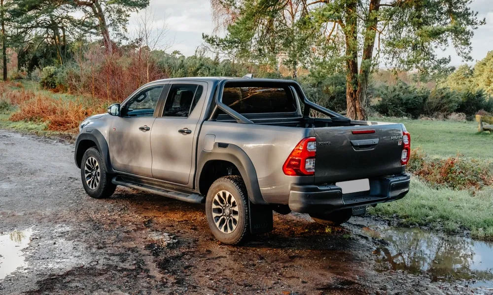 Toyota Hilux (2024) — вид сзади, фото 2