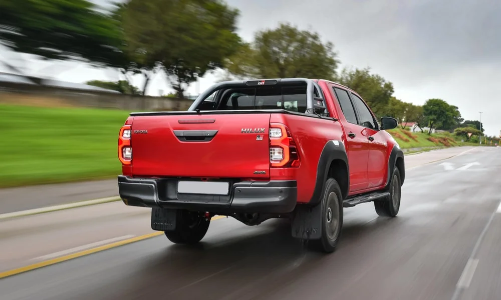 Фото Toyota Hilux (2024) — вид сзади, фото 5. Графика фонарей, бампер и оформление пятой двери Toyota Hilux (2024) — вид сзади, фото 5