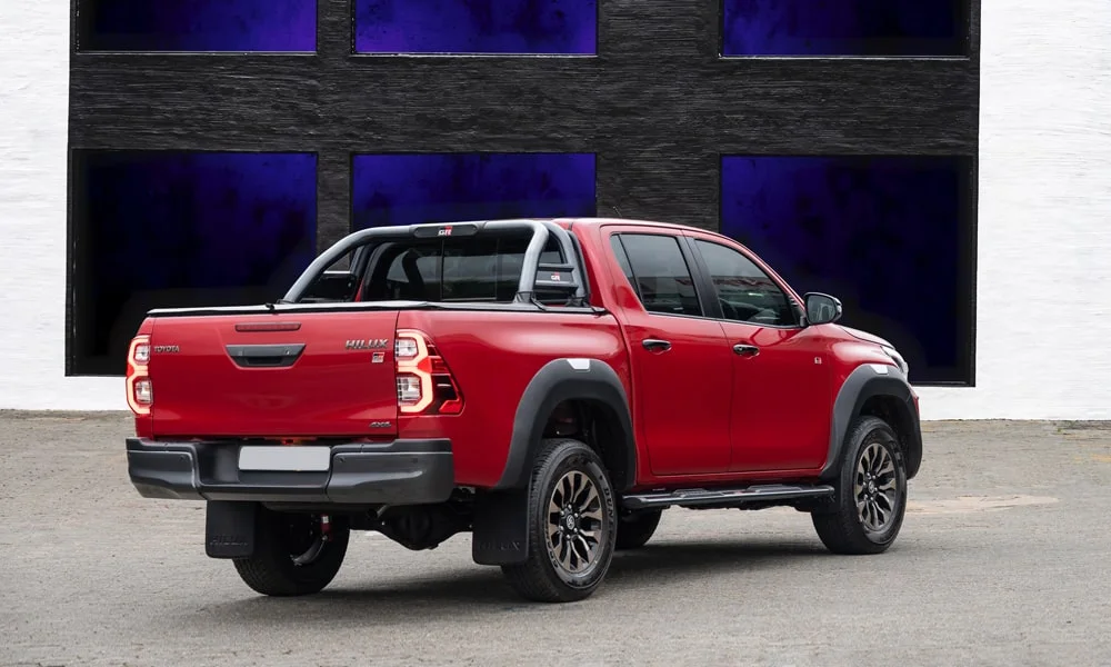 Фото Toyota Hilux (2024) — вид сзади, фото 6. Линия крыши, стойки и задняя дверь в красном исполнении Toyota Hilux (2024) — вид сзади, фото 6