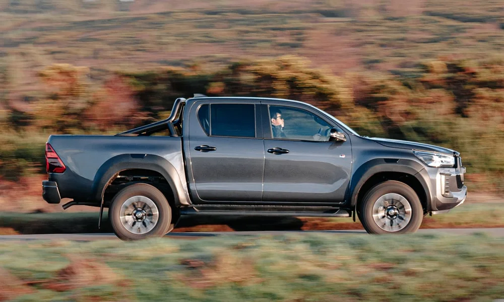 Фото Toyota Hilux (2024) — вид сбоку, фото 3. Профиль кузова: колёсная база, свесы и линия остекления. Длинная база — простор второго ряда; короткие свесы упрощают парковку Toyota Hilux (2024) — вид сбоку, фото 3