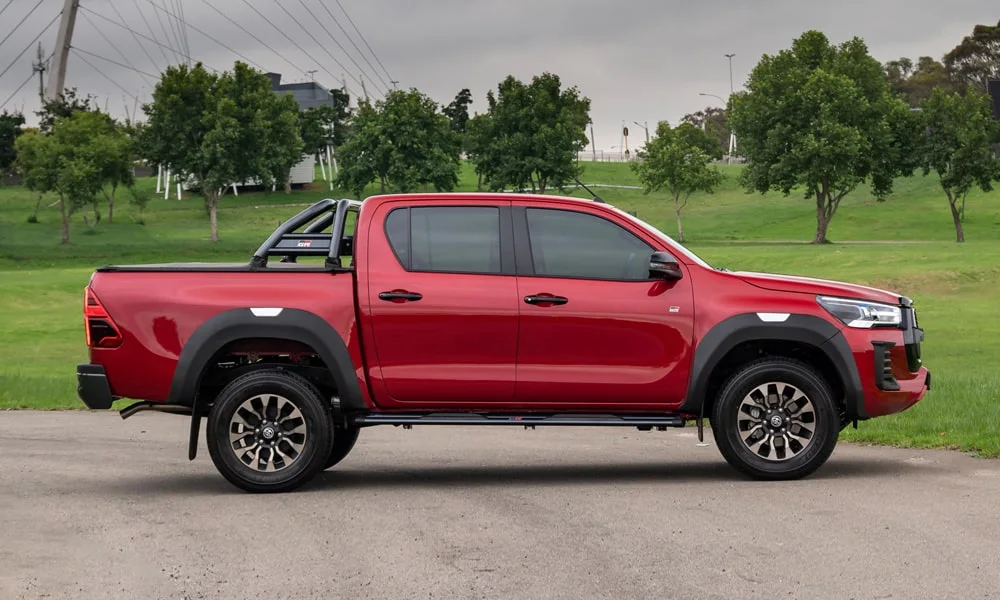 Фото Toyota Hilux (2024) — вид сбоку, фото 5. Профиль кузова: колёсная база, свесы и линия остекления Toyota Hilux (2024) — вид сбоку, фото 5