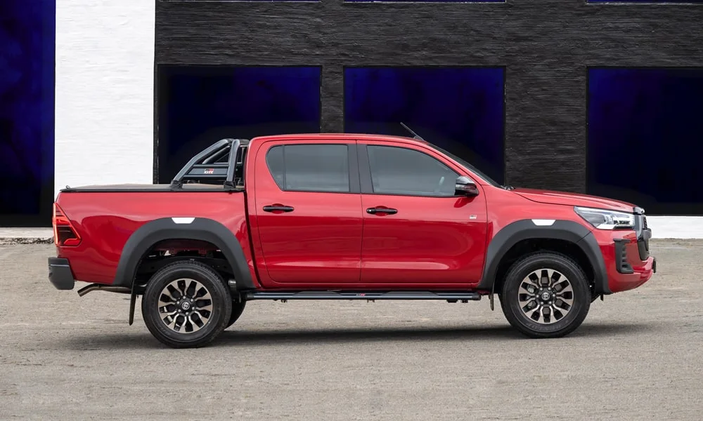 Фото Toyota Hilux (2024) — вид сбоку, фото 6. Профиль кузова: колёсная база, свесы и линия остекления Toyota Hilux (2024) — вид сбоку, фото 6