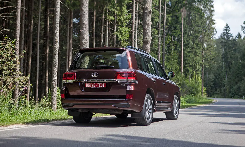 Toyota Land Cruiser 200 — вид сзади, фото 3