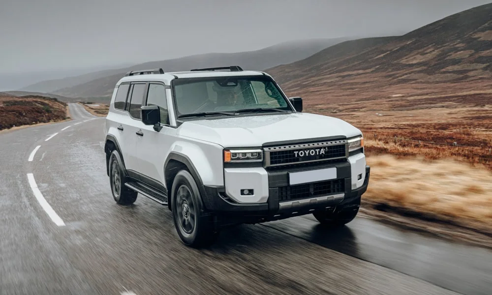Фото Toyota Land Cruiser Prado (2024) — вид спереди, фото 4. Передок в белом исполнении — крупная светотехника и выразительный бампер Toyota Land Cruiser Prado (2024) — вид спереди, фото 4
