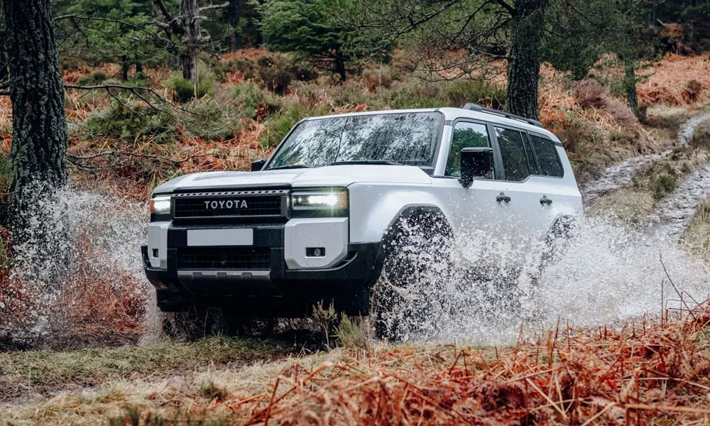Фото Toyota Land Cruiser Prado (2024) — вид спереди, фото 5. Оптика, решётка и бампер — первое впечатление о модели Toyota Land Cruiser Prado (2024) — вид спереди, фото 5
