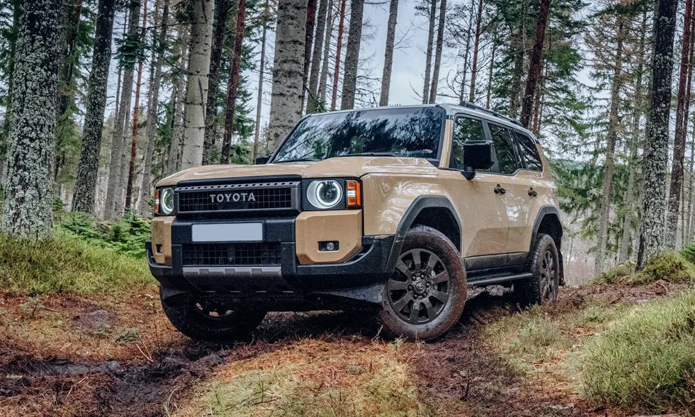 Фото Toyota Land Cruiser Prado (2024) — вид спереди, фото 7. Оптика, решётка и бампер — первое впечатление о модели. Рисунок ходовых огней — подпись модели, по нему её узнают в потоке Toyota Land Cruiser Prado (2024) — вид спереди, фото 7