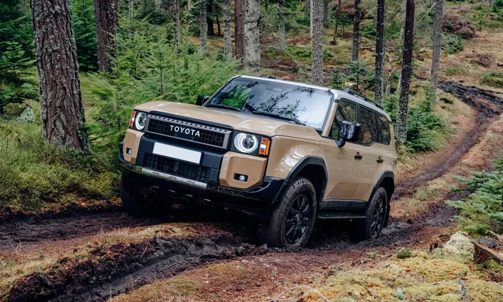 Фото Toyota Land Cruiser Prado (2024) — вид спереди, фото 8. Анфас: пропорции капота, посадка кузова и графика ходовых огней. Рисунок ходовых огней — подпись модели, по нему её узнают в потоке Toyota Land Cruiser Prado (2024) — вид спереди, фото 8