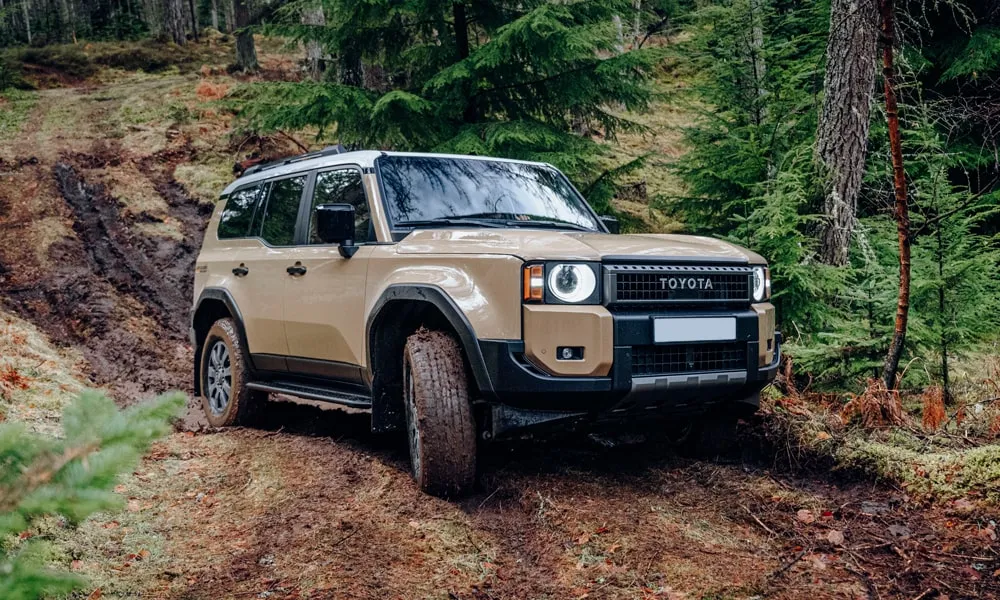 Фото Toyota Land Cruiser Prado (2024) — вид спереди, фото 9. Оптика, решётка и бампер — первое впечатление о модели. Дневные ходовые огни включаются автоматически с запуском Toyota Land Cruiser Prado (2024) — вид спереди, фото 9