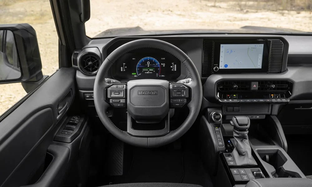 Фото Toyota Land Cruiser Prado (2024) — приборная панель. Скорость, запас хода и подсказки ассистентов перед глазами Toyota Land Cruiser Prado (2024) — приборная панель