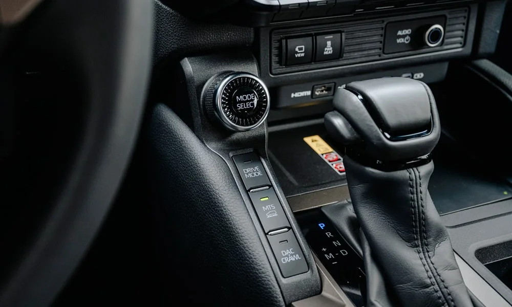 Фото Toyota Land Cruiser Prado (2024) — селектор коробки передач, фото 2. Управление коробкой: компактный селектор освобождает место на тоннеле Toyota Land Cruiser Prado (2024) — селектор коробки передач, фото 2