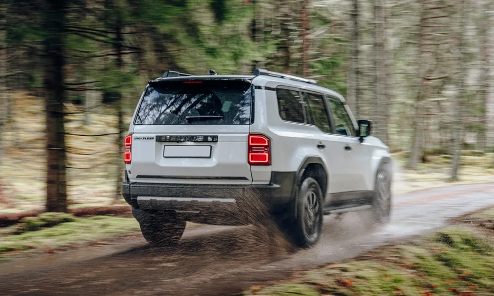 Фото Toyota Land Cruiser Prado (2024) — вид сзади, фото 3. Графика фонарей, бампер и оформление пятой двери. Насадки выхлопа или их имитация внизу бампера различают версии Toyota Land Cruiser Prado (2024) — вид сзади, фото 3