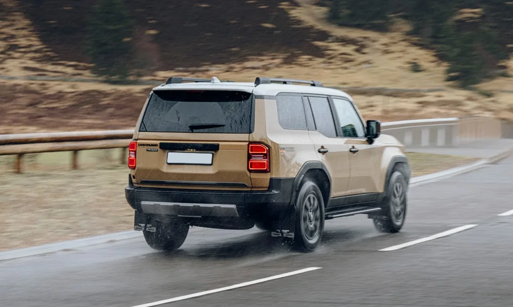 Фото Toyota Land Cruiser Prado (2024) — вид сзади, фото 5. Графика фонарей, бампер и оформление пятой двери Toyota Land Cruiser Prado (2024) — вид сзади, фото 5