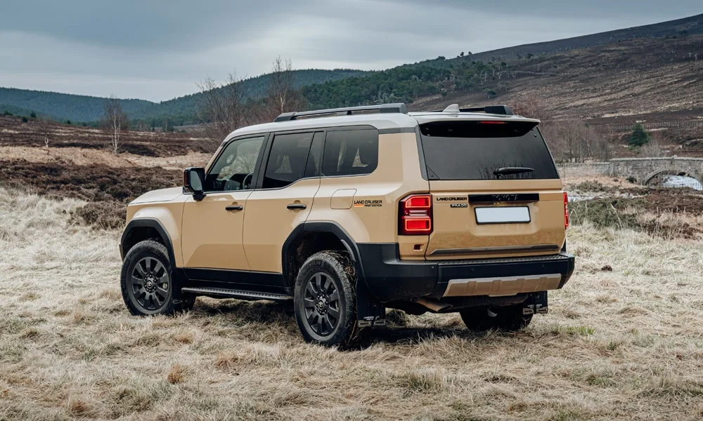 Фото Toyota Land Cruiser Prado (2024) — вид сзади, фото 6. Графика фонарей, бампер и оформление пятой двери. Насадки выхлопа или их имитация внизу бампера различают версии Toyota Land Cruiser Prado (2024) — вид сзади, фото 6