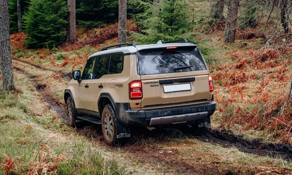 Фото Toyota Land Cruiser Prado (2024) — вид сзади, фото 7. Графика фонарей, бампер и оформление пятой двери. Насадки выхлопа или их имитация внизу бампера различают версии Toyota Land Cruiser Prado (2024) — вид сзади, фото 7