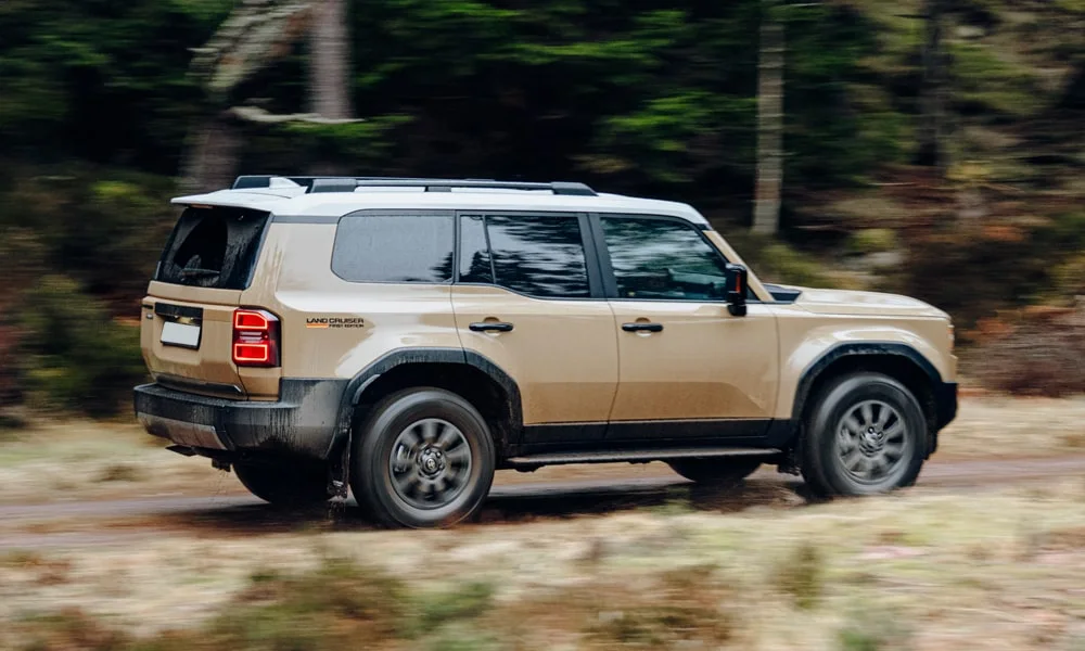 Фото Toyota Land Cruiser Prado (2024) — вид сзади, фото 8. Графика фонарей, бампер и оформление пятой двери. Насадки выхлопа или их имитация внизу бампера различают версии Toyota Land Cruiser Prado (2024) — вид сзади, фото 8