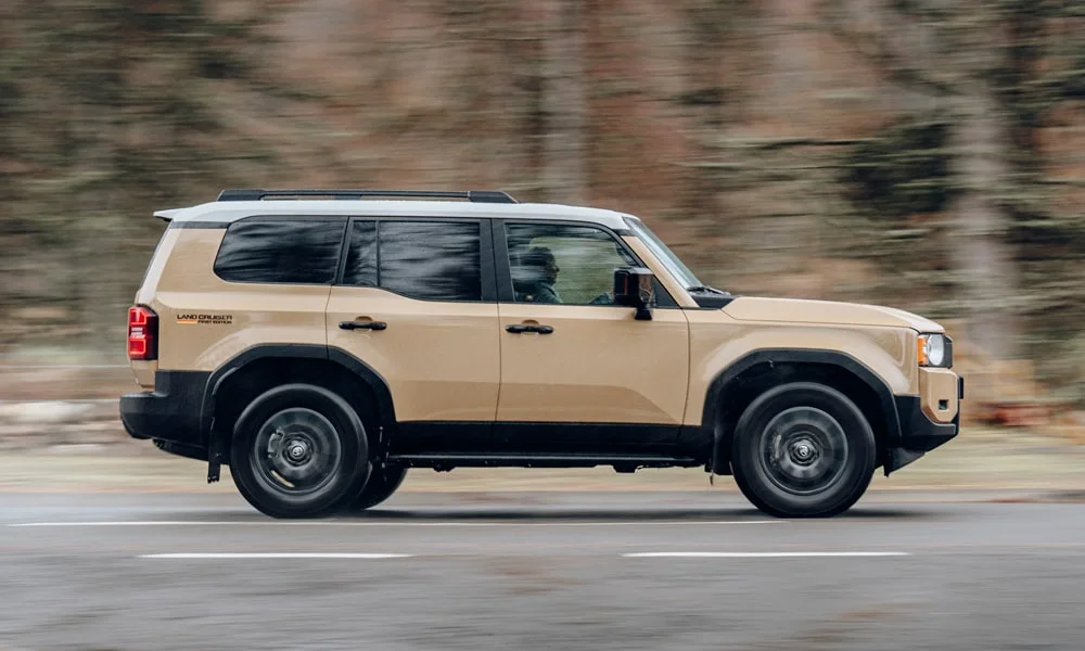 Фото Toyota Land Cruiser Prado (2024) — вид сбоку, фото 3. Профиль в бежевом цвете: соотношение колёсной базы и свесов Toyota Land Cruiser Prado (2024) — вид сбоку, фото 3