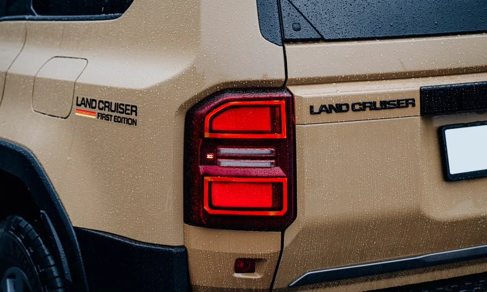 Фото Toyota Land Cruiser Prado (2024) — задние фонари. Графика секций крупным планом — ночная подпись модели Toyota Land Cruiser Prado (2024) — задние фонари