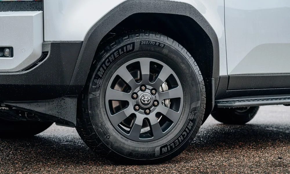 Фото Toyota Land Cruiser Prado (2024) — колесо и диск. Пятилучевой диск — классика, лёгкая в мойке и визуально стройная. При подборе зимнего комплекта сохраняйте наружный диаметр колеса Toyota Land Cruiser Prado (2024) — колесо и диск