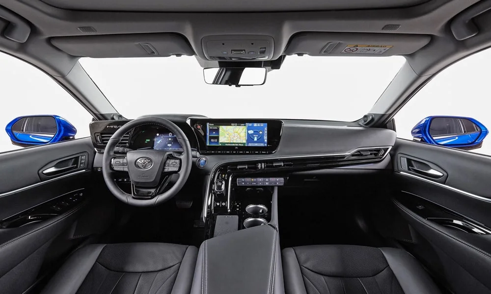 Фото Toyota Mirai (2024) — передняя панель. Передняя панель в тёмно-синей отделке: расположение экранов и дефлекторов Toyota Mirai (2024) — передняя панель