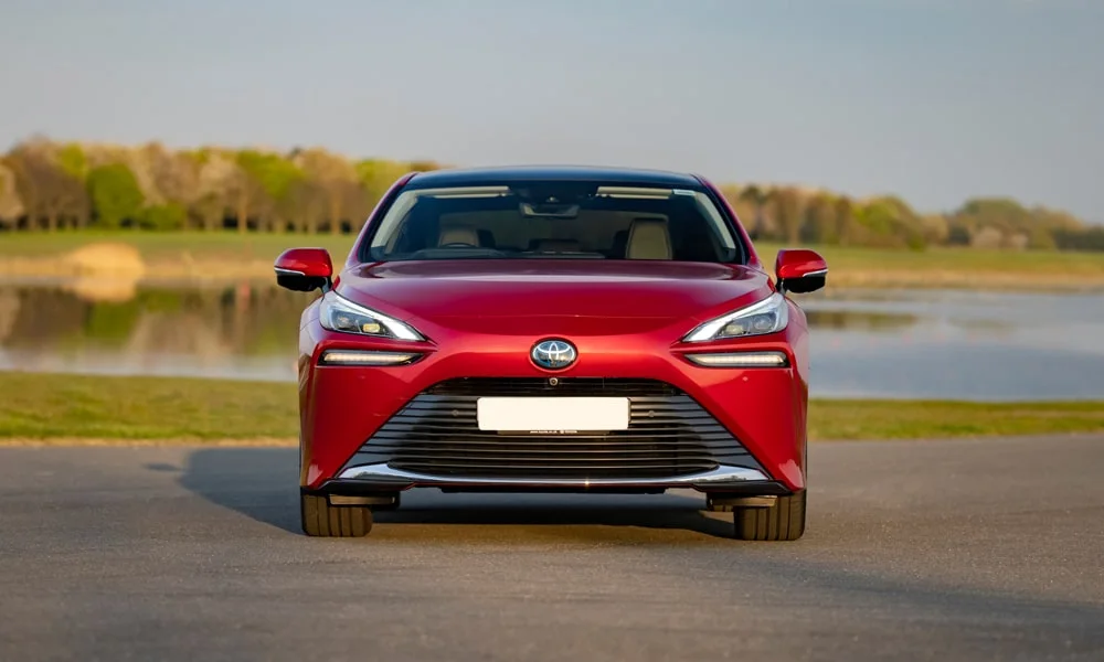 Фото Toyota Mirai (2024) — вид спереди, фото 4. Анфас: пропорции капота, посадка кузова и графика ходовых огней. Дневные ходовые огни включаются автоматически с запуском Toyota Mirai (2024) — вид спереди, фото 4