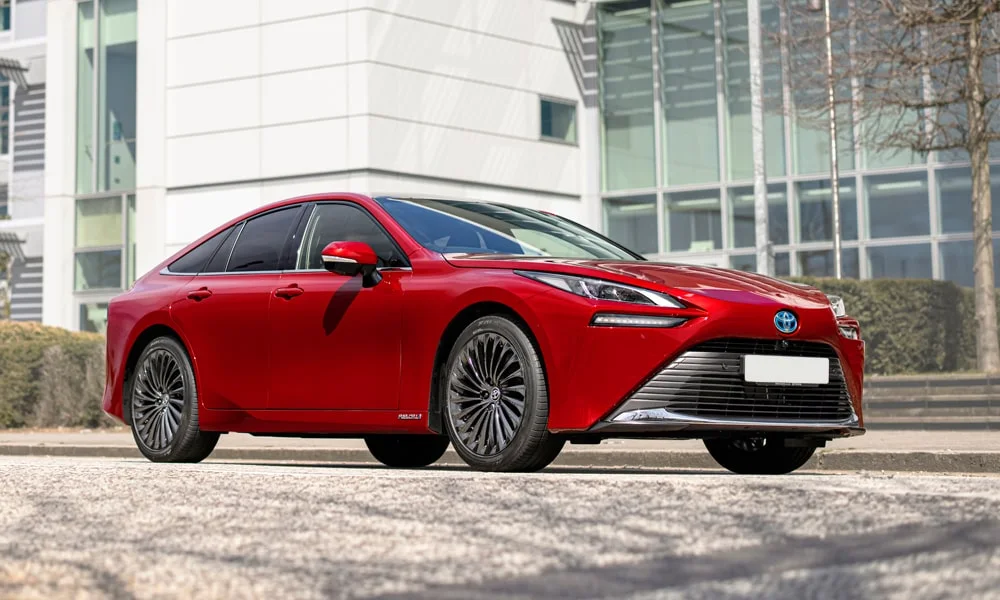 Фото Toyota Mirai (2024) — вид спереди, фото 11. Анфас: пропорции капота, посадка кузова и графика ходовых огней. Рисунок ходовых огней — подпись модели, по нему её узнают в потоке Toyota Mirai (2024) — вид спереди, фото 11