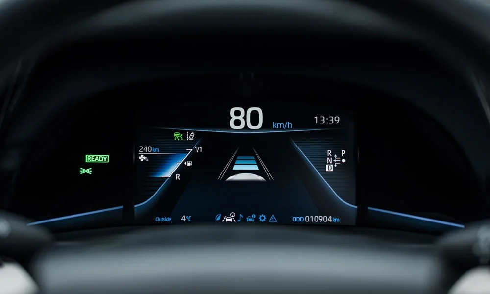 Фото Toyota Mirai (2024) — приборная панель. Экран приборов за рулём — вся ходовая информация перед глазами. Запас хода и расход выводятся крупно — главные цифры ежедневных поездок Toyota Mirai (2024) — приборная панель