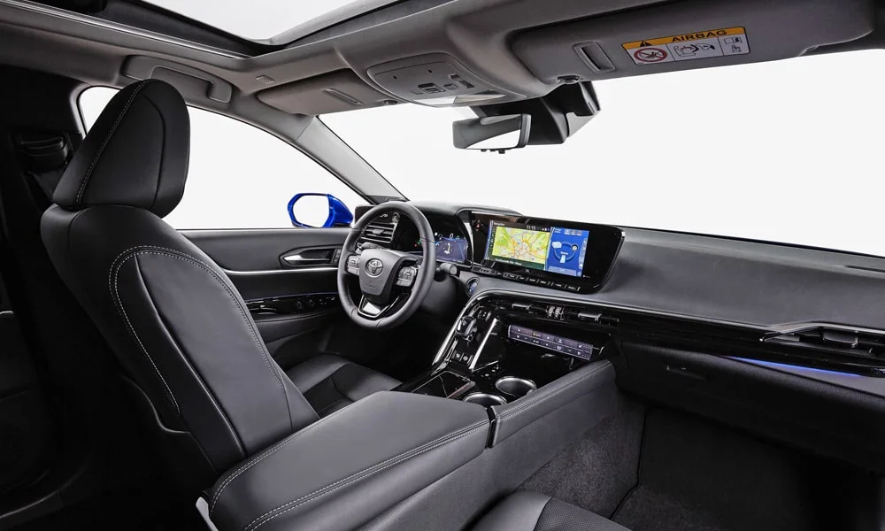 Фото Toyota Mirai (2024) — интерьер. Общий план салона: архитектура панели, консоль и кресла. Уровень отделки читается по стыкам панелей и мягким поверхностям в зонах касания Toyota Mirai (2024) — интерьер