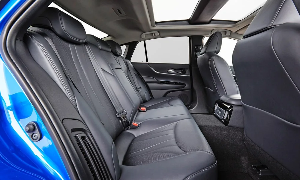 Фото Toyota Mirai (2024) — задние сиденья. Посадка второго ряда: подголовники и подлокотник. Крепления ISOFIX для детских кресел — в основании спинки Toyota Mirai (2024) — задние сиденья