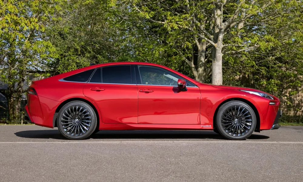 Toyota Mirai (2024) — вид сбоку