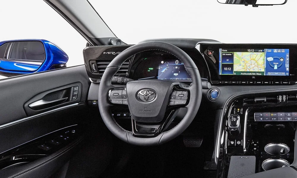 Фото Toyota Mirai (2024) — руль. Обшивка обода и компоновка спиц крупным планом. Обогрев обода — опция, которую оценят зимой Toyota Mirai (2024) — руль