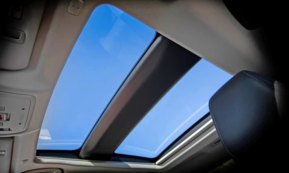 Фото Toyota Mirai (2024) — панорамная крыша. Вид на остекление крыши из салона. Люк с функцией проветривания приподнимается задней кромкой Toyota Mirai (2024) — панорамная крыша