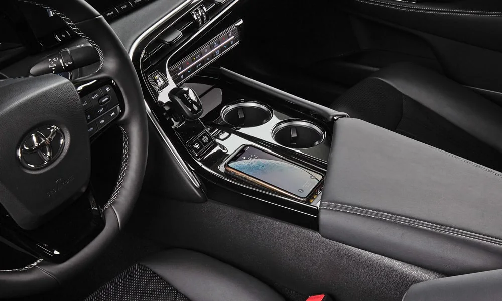 Фото Toyota Mirai (2024) — беспроводная зарядка. Площадка для смартфона: зарядка без проводов. Прорезиненное покрытие удерживает телефон в поворотах; мощность зарядки — в характеристиках версии Toyota Mirai (2024) — беспроводная зарядка