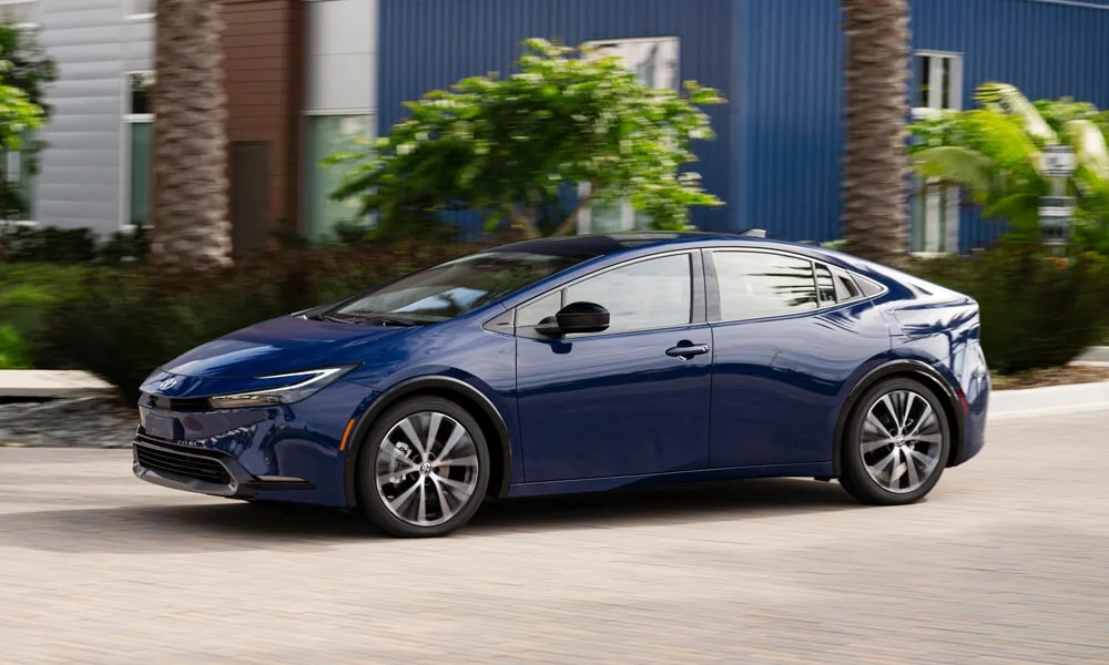 Toyota Prius (2024) — вид спереди, фото 3