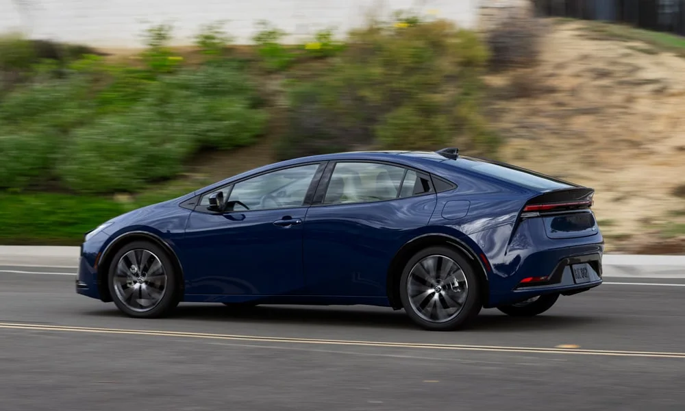 Toyota Prius (2024) — вид сзади, фото 3