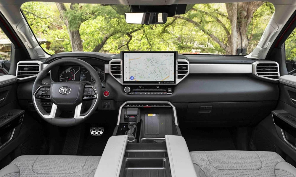 Фото Toyota Tundra — передняя панель. Панель в светло-серой отделке — видна компоновка экранов и органов управления. Мягкие материалы верхнего яруса и вставки задают уровень интерьера Toyota Tundra — передняя панель