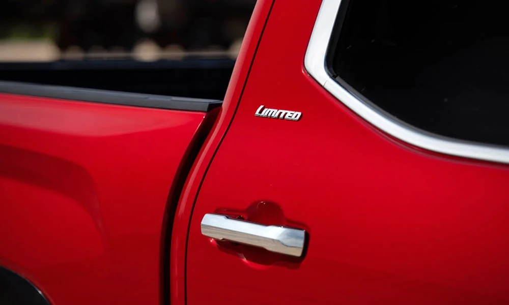 Фото Toyota Tundra — дверная ручка, фото 2. Ручка двери: утопленное или классическое исполнение — деталь ежедневного контакта Toyota Tundra — дверная ручка, фото 2